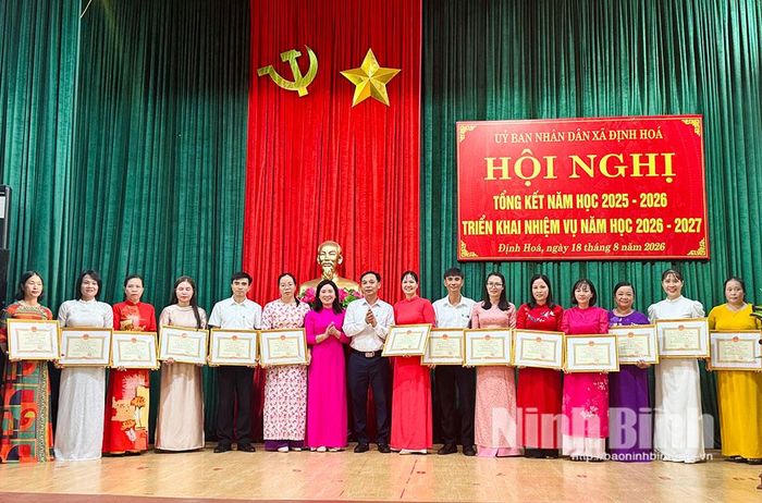 Lãnh đạo xã Định Hoá trao danh hiệu “Chiến sĩ thi đua cơ sở” cho các cá nhân có thành tích xuất sắc trong năm học 2025-2026. Ảnh: Lan Anh