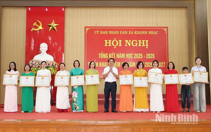 Lãnh đạo xã Khánh Nhạc trao Giấy khen cho các giáo viên có thành tích xuất sắc trong công tác bồi dưỡng học sinh giỏi và học sinh đạt giải cao trong Hội thi giao lưu tìm hiểu "An toàn giao thông cho nụ cười trẻ thơ" cấp quốc gia năm học 2025 - 2026. Ảnh: Minh Quang