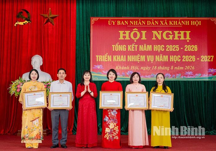 Lãnh đạo Sở Giáo dục và Đào tạo trao danh hiệu Tập thể lao động xuất sắc, Bằng khen của Chủ tịch UBND tỉnh cho các tập thể và cá nhân có thành tích xuất sắc. Ảnh: Ngọc Linh