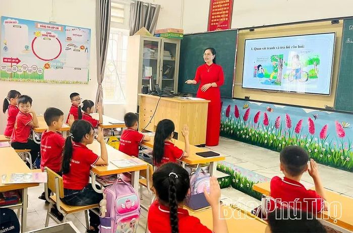 Giáo viên Trường Tiểu học Tân Dân (phường Việt Trì) đẩy mạnh ứng dụng học liệu số trong giảng dạy.