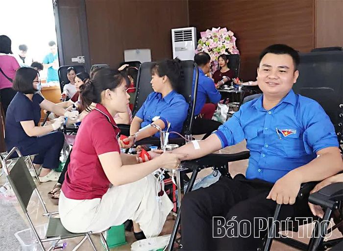 Đoàn viên xã Đạo Trù tham gia hiến máu tình nguyện.