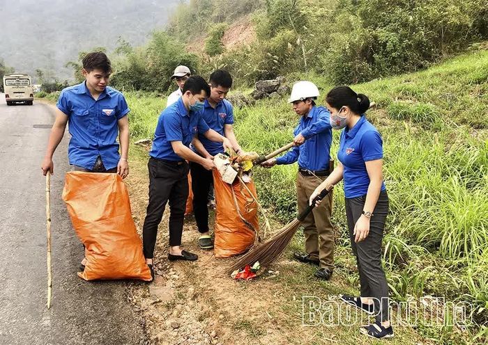 Lực lượng đoàn viên thanh niên (ĐVTN) xã Mai Châu tích cực thu gom rác thải, vệ sinh môi trường nông thôn.