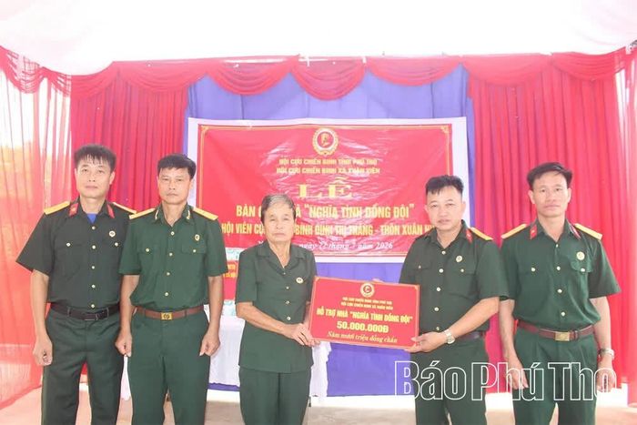 Hội CCB xã Xuân Viên trao tiền hỗ trợ xây dựng nhà cho gia đình CCB Đinh Thị Thắng.