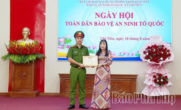 Đồng chí Bí thư Đảng ủy xã Chí Tiên tặng Giấy khen cho Công an xã đã có thành tích xuất sắc trong thực hiện phong trào toàn dân bảo vệ an ninh Tổ quốc.