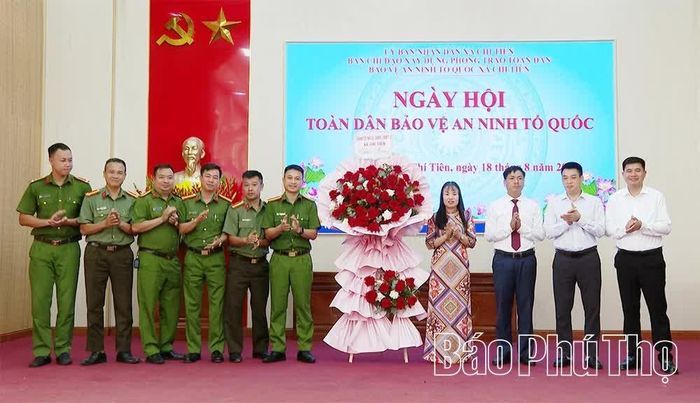 Các đồng chí lãnh đạo Đảng ủy xã Chí Tiên tặng hoa lực lượng công an xã.