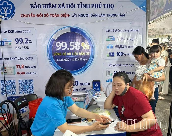 Cán bộ BHXH tỉnh tư vấn, giải đáp chính sách BHXH, BHYT, BHTN cho người dân trong dịp Lễ hội Đền Hùng và Tuần Văn hóa - Du lịch Đất Tổ năm Bính Ngọ 2026.