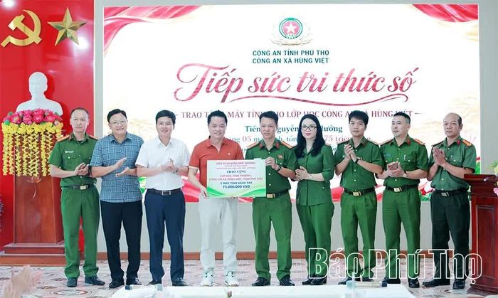 Các nhà hảo tâm trao tặng trang thiết bị để tiếp tục phát triển mô hình. 