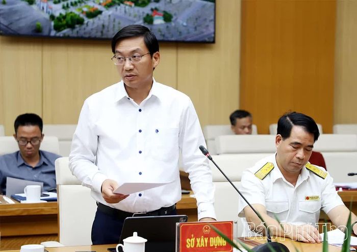 Giám đốc Sở Xây dựng Nguyễn Xuân Quang báo cáo tại hội nghị.