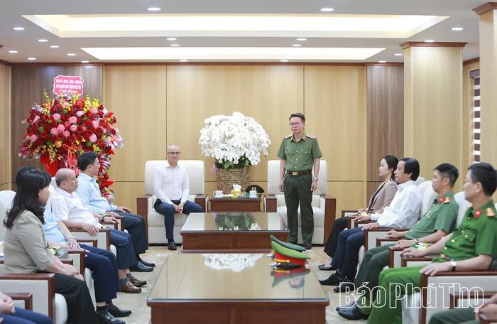 Thiếu tướng Nguyễn Minh Tuấn - Ủy viên Ban Thường vụ Tỉnh ủy, Giám đốc Công an tỉnh báo cáo với các đồng chí lãnh đạo tỉnh tình hình an ninh, trật tự trong thời gian qua. 