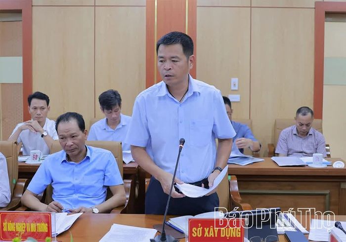 Lãnh đạo Sở Xây dựng báo cáo một số nội dung dự án.
