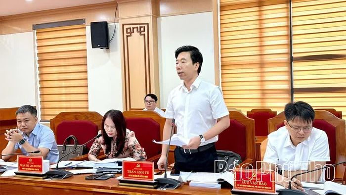 Lãnh đạo xã Tam Đảo báo cáo kết quả thực hiện công tác lãnh đạo, chỉ đạo, cụ thể hóa các chủ trương, nghị quyết, quy định của Trung ương về công tác cán bộ.