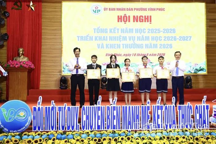 Lãnh đạo Sở GD&ĐT và phường Vĩnh Phúc tặng giấy khen cho các học sinh đạt giải cấp quốc gia.