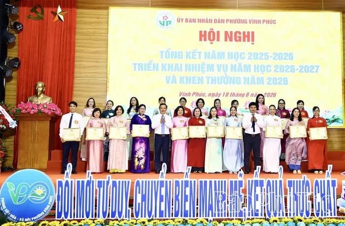 Lãnh đạo Sở GD&ĐT và phường Vĩnh Phúc trao giấy khen tặng các tập thể có thành tích xuất sắc trong năm học 2025-2026.