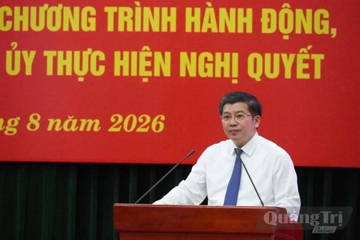 Đồng chí Trần Vũ Khiêm, Phó Bí thư Thường trực Tỉnh ủy, Trưởng đoàn đại biểu Quốc hội tỉnh quán triệt Chuyên đề 02 về những nội dung cốt lõi của dự thảo các kế hoạch, chương trình hành động của Ban Thường vụ Tỉnh ủy thực hiện Nghị quyết Trung ương 3 - Ảnh: X.P
