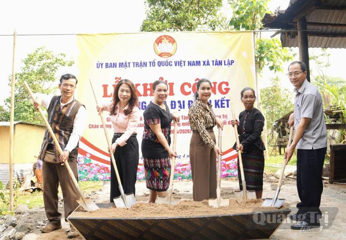 Lãnh đạo xã Tân Lập cùng đại diện Mặt trận và các đoàn thể khởi công xây dựng nhà "Đại đoàn kết" cho người dân - Ảnh: K.S