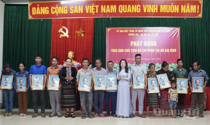 Ủy ban MTTQVN xã Tân Lập phát động mô hình treo ảnh Chủ tịch Hồ Chí Minh - Ảnh: K.S