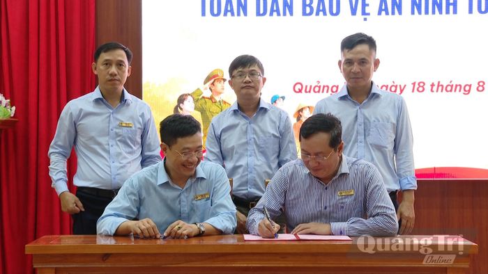 Ký cam kết thi đua xây dựng trường "Điển hình về phong trào toàn dân bảo vệ an ninh Tổ quốc" - Ảnh: K.H