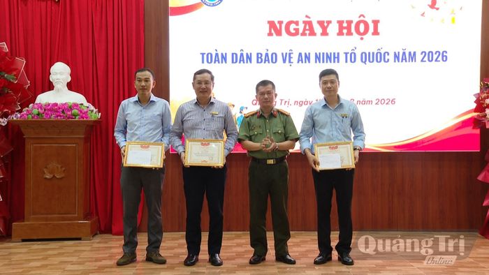 Trao giấy khen của Giám đốc Công an tỉnh cho tập thể nhà trường và 2 cá nhân - Ảnh: K.H