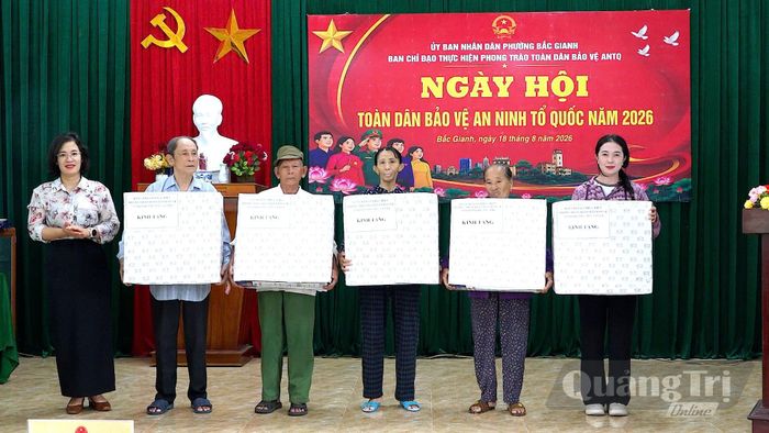 Lãnh đạo phường Bắc Gianh tặng quà cho các gia đình có hoàn cảnh khó khăn tích cực tham gia phong trào năm 2026 - Ảnh: N.M