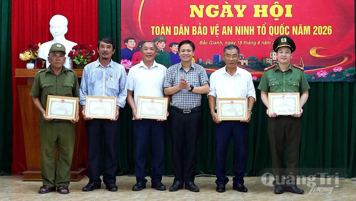 Đại diện lãnh đạo phường Bắc Gianh khen thưởng cá nhân có thành tích tiêu biểu trong phong trào "Toàn dân bảo vệ an ninh Tổ quốc" - Ảnh: N.M