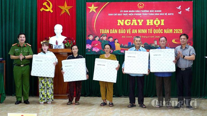 Tặng quà cho các gia đình có hoàn cảnh khó khăn tích cực tham gia phong trào năm 2026 - Ảnh: N.M