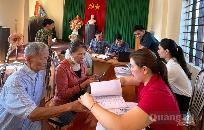 Cán bộ, công chức xã Cửa Tùng hướng dẫn người dân giải quyết thủ tục hành chính - Ảnh: S.H