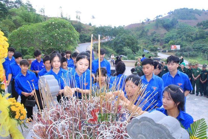 Đoàn viên thanh niên dâng hương tại Di tích lịch sử Ngã ba Cò Nòi.