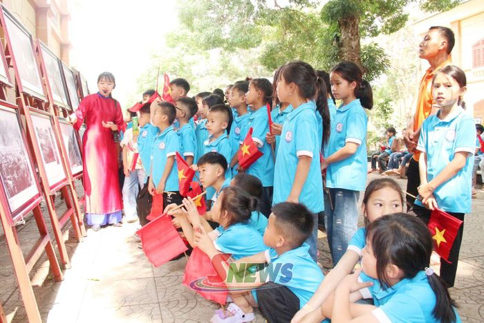 Các em thiếu nhi tham quan triển lãm về lịch sử tại Di tích quốc gia đặc biệt Nhà tù Sơn La.