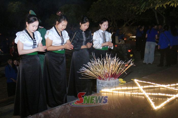 Đoàn viên thanh niên thắp nến tri ân tại Nghĩa trang liệt sĩ Nhà tù Sơn La.