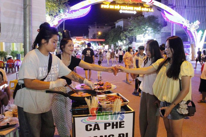 Nhân dân mua sắm, thưởng thức ẩm thực tại phố đi bộ.