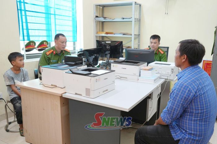 Công an xã Tà Hộc thực hiện cấp căn cước công dân cho nhân dân.