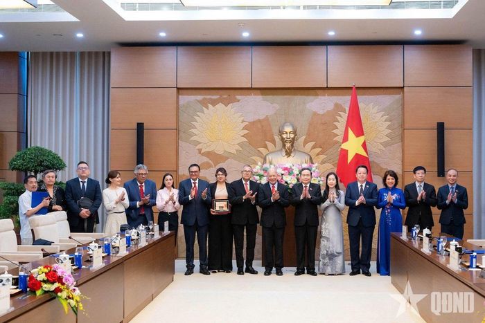 Chủ tịch Quốc hội Trần Thanh Mẫn và Tổng Bí thư Alberto Anaya Gutierrez cùng các đại biểu tại cuộc tiếp.