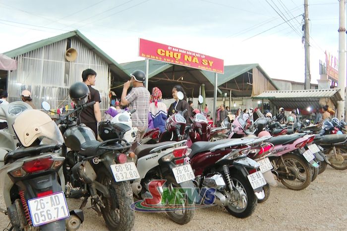 Khu vực cổng chợ được giải tỏa, xe cộ được sắp xếp gọn gàng.