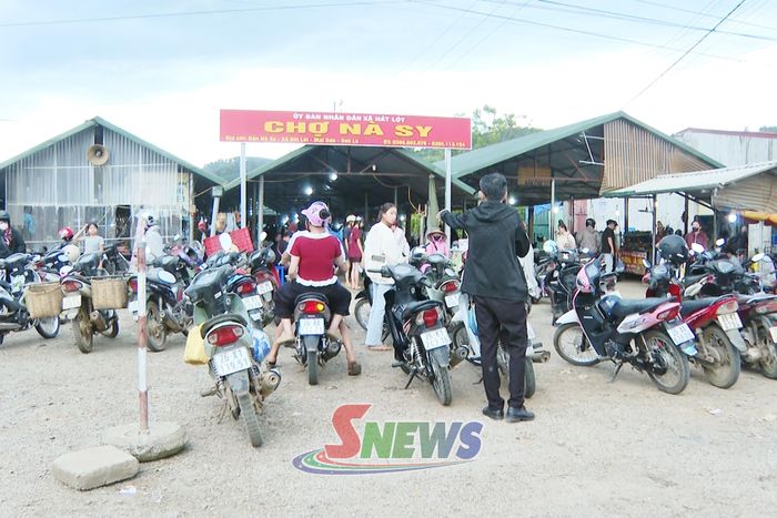 Tổ quản lý chợ sắp xếp, điều tiết phương tiện dừng đỗ trước khu vực cổng chợ.