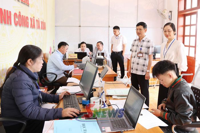Đoàn kiểm tra công tác giải quyết thủ tục hành chính tại Trung tâm Phục vụ hành chính công xã Tà Xùa.