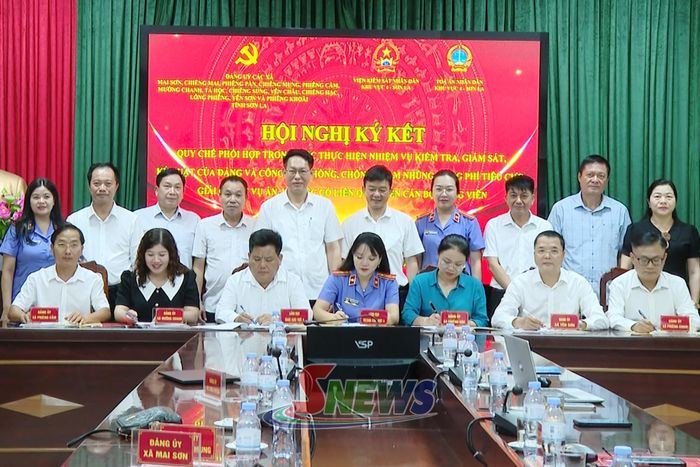 Lãnh đạo Viện Kiểm sát nhân dân khu vực 4, Tòa án nhân dân khu vực 4 và lãnh đạo Đảng ủy 13 xã ký kết Quy chế phối hợp.