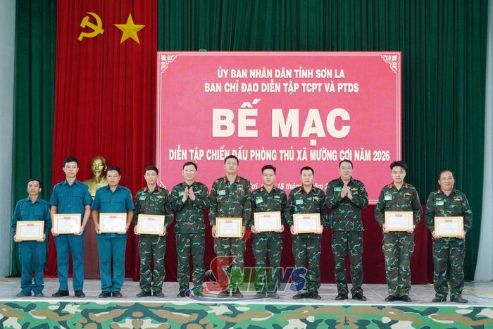 Các cá nhân có thành tích tại cuộc diễn tập nhận giấy khen của UBND xã.