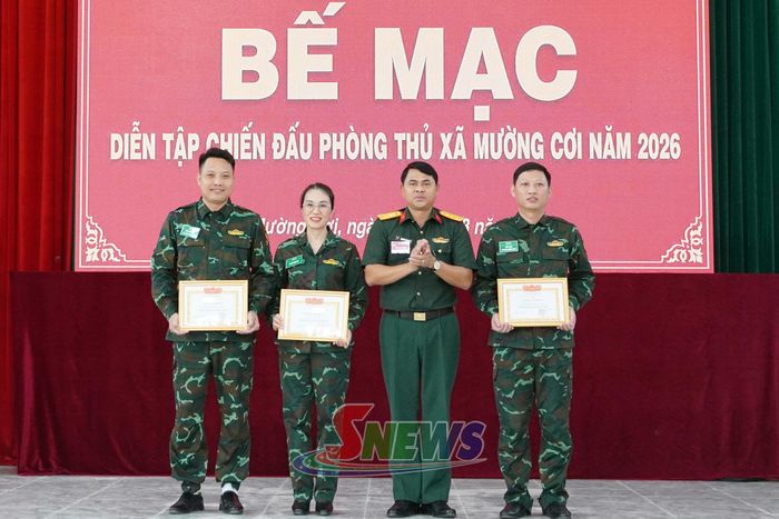 Bộ Chỉ huy Quân sự tỉnh Sơn La tặng giấy khen cho tập thể và các cá nhân.