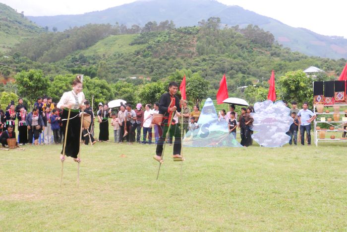 Trò chơi “Đi cà kheo lấy nhãn”