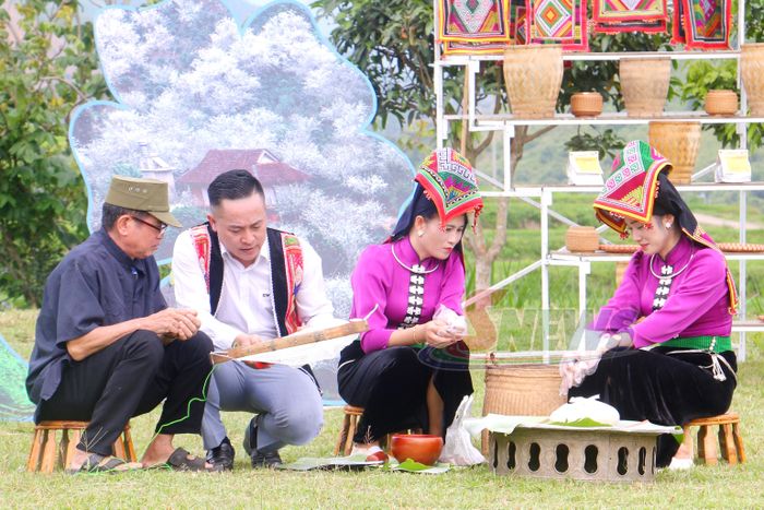 MC và đội thi của bản Kéo tìm hiểu về ý nghĩa chiếc "Chu cò sa"