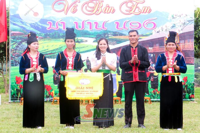 Ban tổ chức trao giải nhì cho đội thi của bản Nậm Pù