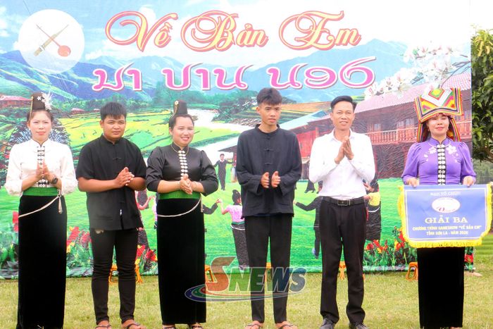 Ban tổ chức trao giải ba cho đội thi của bản Co Kiểng