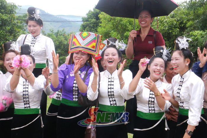 Khán giả cổ vũ nhiệt tình cho các đội thi