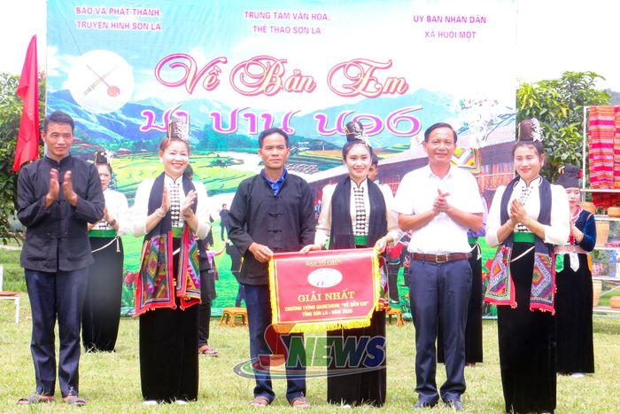 Ban tổ chức trao giải nhất cho đội thi của bản Kéo