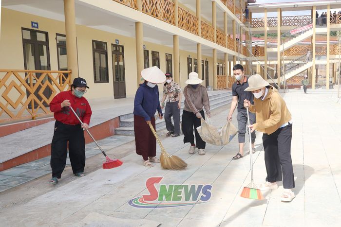 Giáo viên Trường Phổ thông nội trú TH - THCS Sốp Cộp tích cực dọn vệ sinh, chuẩn bị cơ sở vật chất cho năm học mới.