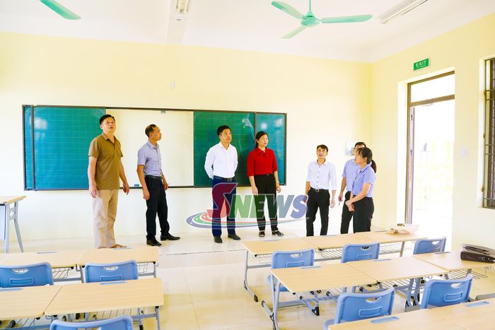 Lãnh đạo xã Sốp Cộp và Ban giám hiệu Trường Phổ thông nội trú TH - THCS Sốp Cộp kiểm tra cơ sở vật chất chuẩn bị cho năm học mới.