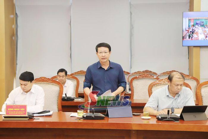 Sở Giáo dục và Đào tạo báo cáo công tác chuẩn bị tại cuộc họp.