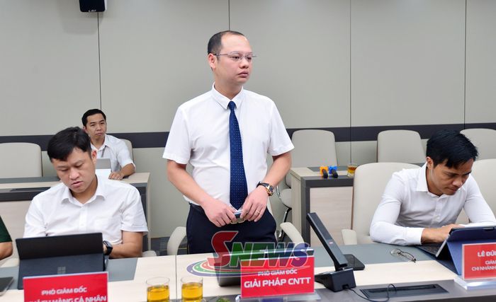 Đại diện Viettel Sơn La báo cáo tại cuộc làm việc. 