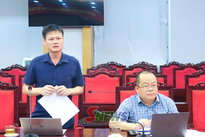 Lãnh đạo Sở Xây dựng phát biểu tại cuộc họp.