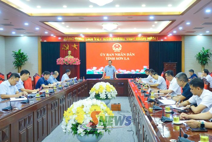 Họp đôn đốc tiến độ triển khai Dự án Hoàn thiện tuyến giao thông số 1A, vườn hoa Quảng trường Tây Bắc.